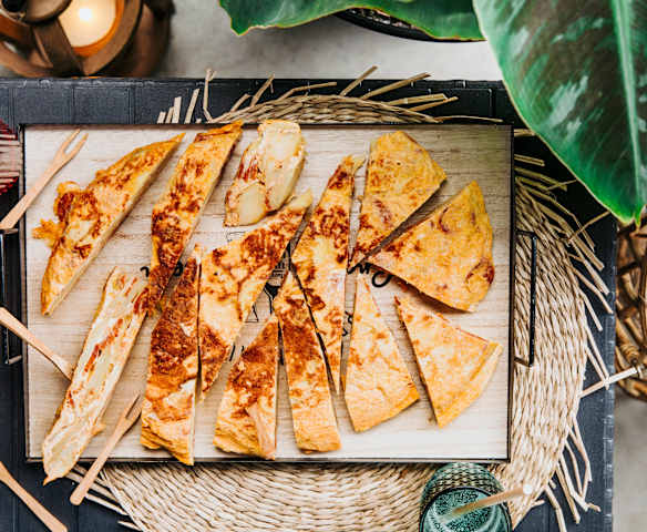 Tortilla aux pommes de terre, oignons, chorizo et fromage