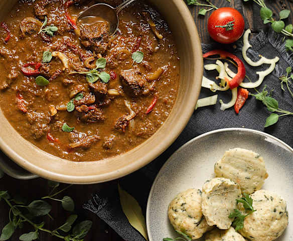 Hovězí guláš s kulatými houskovými knedlíky