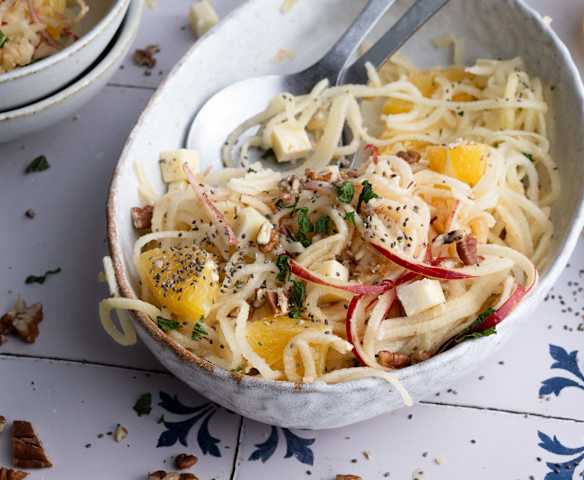 Spaghetti di mele in insalata con dressing agrumato