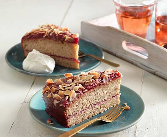 Hadntorte mit Grantnmarmelade (Buchweizen-Nusstorte mit Preiselbeeren)