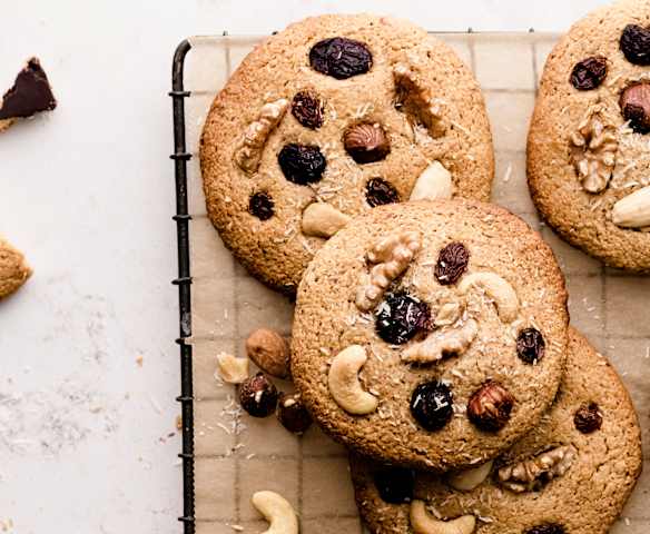 Cookies de avena con frutos secos y base de chocolate Cookies de avena con frutos secos y base de chocolate