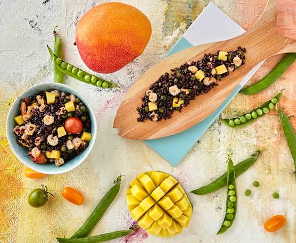 Insalata di riso nero con gamberi, pomodorini e mango