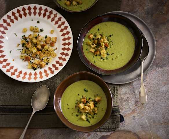 Creme de espinafres, coco e curgete com croutons aromatizados