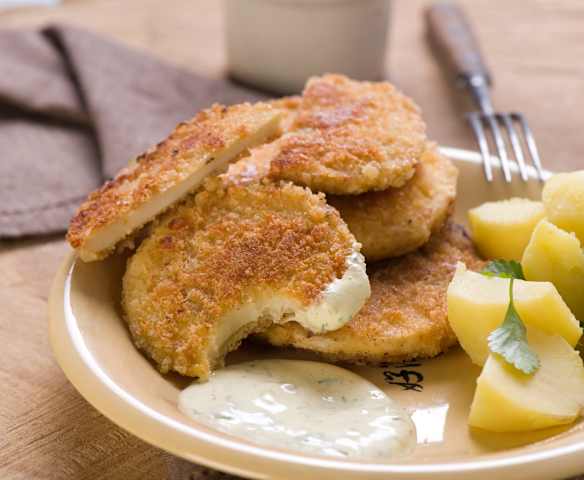 Sellerieschnitzel mit Parmesan-Panade und Joghurtsauce Sellerieschnitzel mit Parmesan-Panade und Joghurtsauce