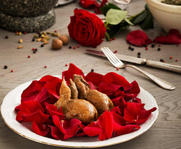 Quaglie ai petali di rosa (alla maniera de Come l'acqua per il cioccolato)
