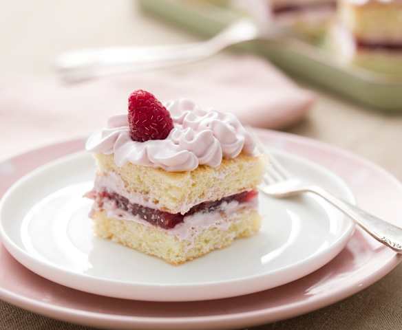 Pasteles de merengue y gelatina de frambuesa