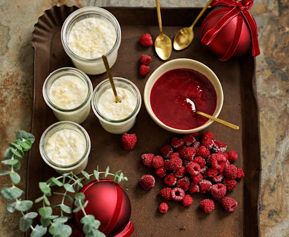 Pudim de aletria com doce de framboesa