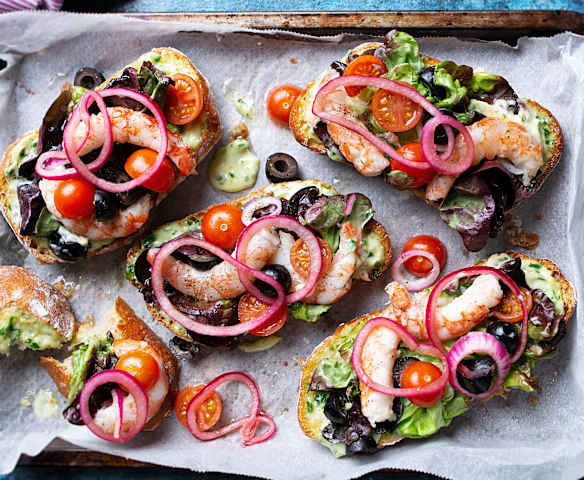 Bruschetta de langostinos con cebolla roja