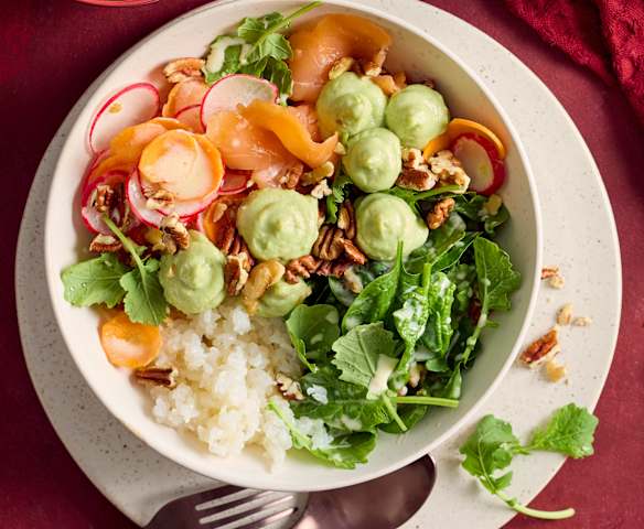 Winterliche Salatbowl mit Avocadocreme und Räucherlachs Winterliche Salatbowl mit Avocadocreme und Räucherlachs