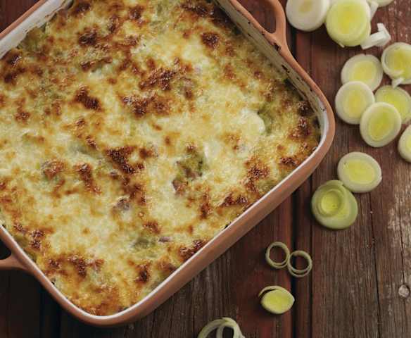 Gratinado de carne picada com alho-francês e fiambre