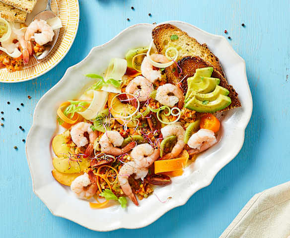 Insalata di mazzancolle con frutta e verdura a crudo