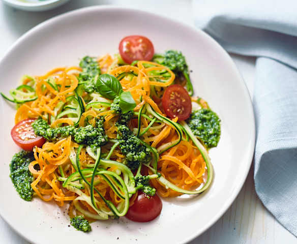 Bunte Gemüsenudeln mit Pesto Bunte Gemüsenudeln mit Pesto