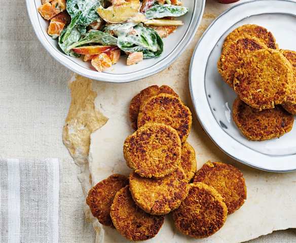 Hambúrgueres de atum com salada fresca de batata-doce