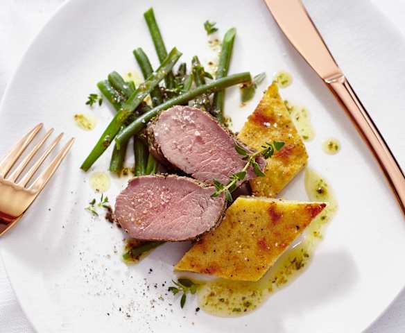 Lammrücken mit Kräutermarinade, Trüffelpolenta und Bohnen