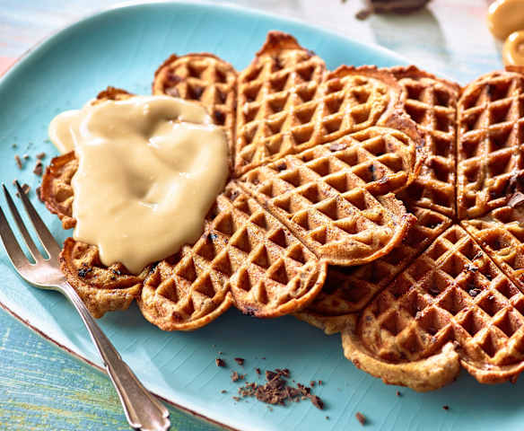 Dinkel-Schoko-Waffeln mit Karamellsauce