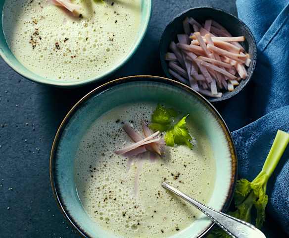 Staudensellerie-Birnen-Schaumsuppe