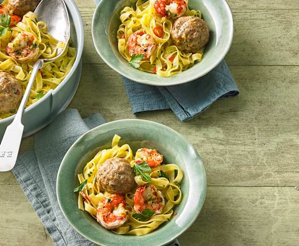 Tagliatelle aglio e olio mit Hackbällchen und Garnelen
