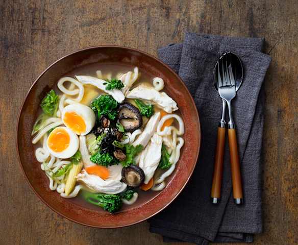 Zuppa di pollo con udon e verdure