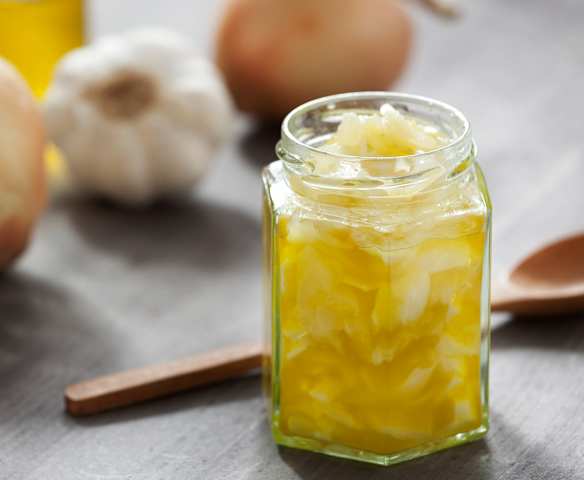 Gedünstete Zwiebeln und Knoblauch