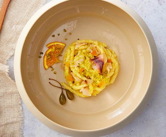 Busiate in insalata con pesto all'arancia e pesce spada