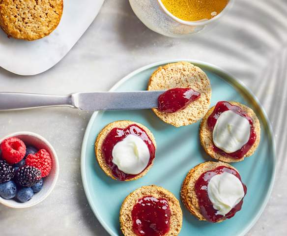 Scones al farro e crema allo yogurt greco con frutti di bosco
