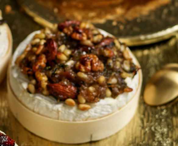 Queijo camembert com cobertura de frutos secos