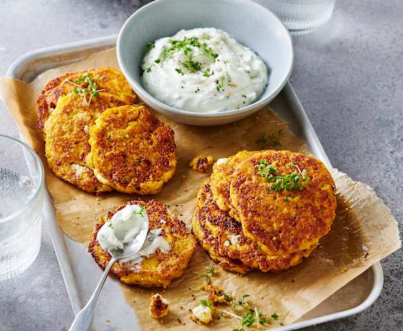 Kichererbsen-Kürbis-Puffer mit Feta und Quarkdip