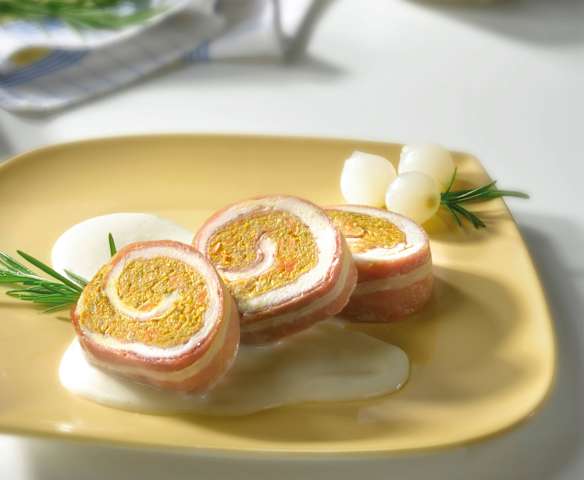 Rotolo di pollo e speck con salsa al cipollotto