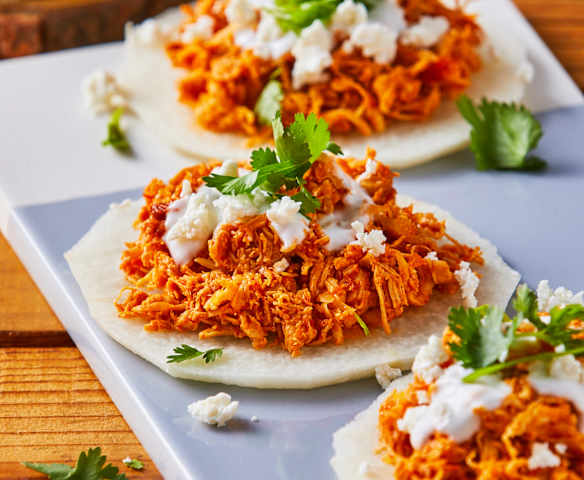 Tostadas de jícama con tinga de pollo