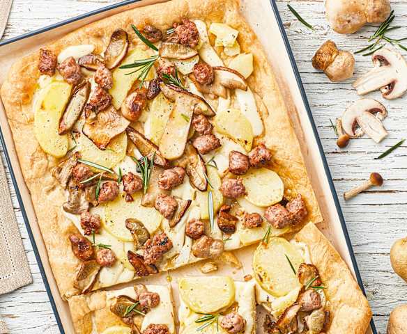 Pizza mit Kartoffeln, Pilzen und Bratwurst