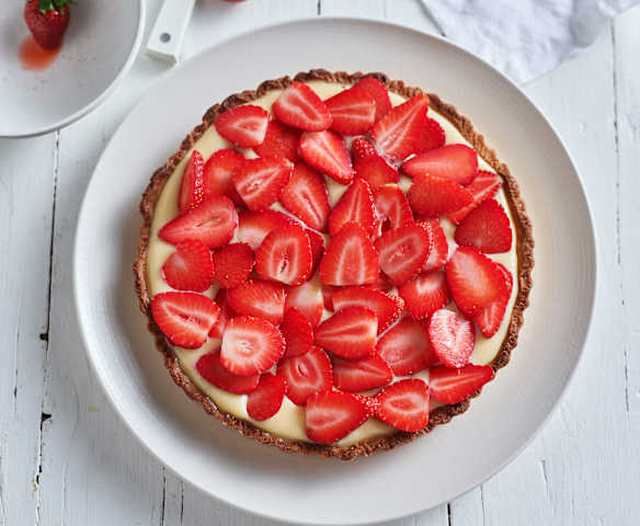Tarta z kremem budyniowym i truskawkami Tarta z kremem budyniowym i truskawkami