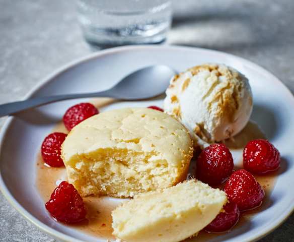 Ingwer-Buttermilchküchlein mit marinierten Himbeeren Dessert