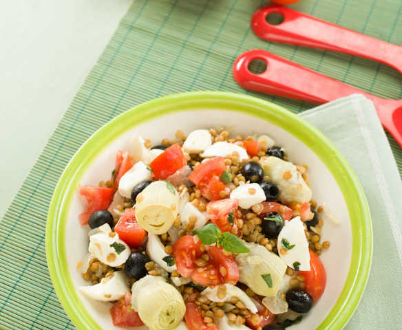 Ensalada de lentejas con mozzarella, alcachofa y tomate