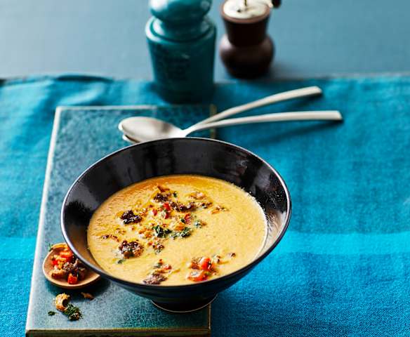 Paprikasuppe mit Hackgröstl