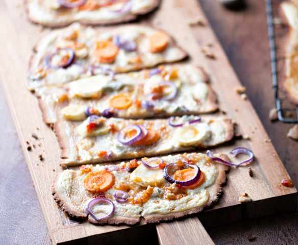 Buchweizen-Flammkuchen mit Wurzelgemüse und Chili-Honigglasur