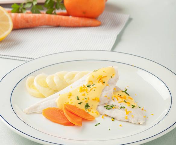 Filetes de pescado al vapor con salsa maltesa de mandarina