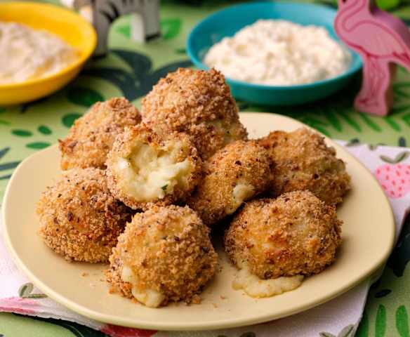 Cauliflower Cheese Bites with Sour Cream Dip