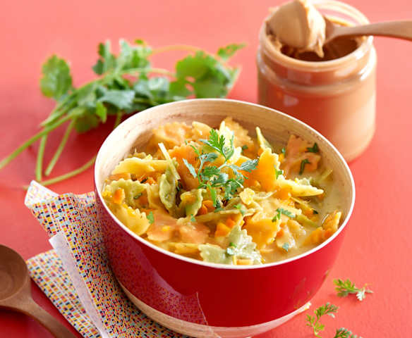 Makaron z sosem orzechowym w stylu tajskim