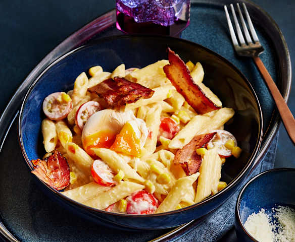 Mais-Speck-Nudeln mit pochierten Eiern