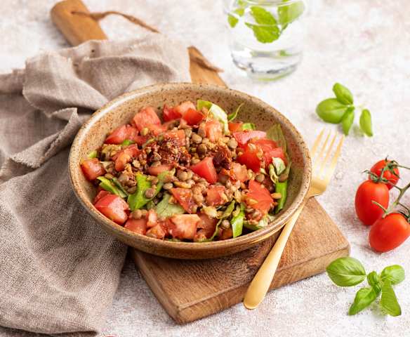 Sałatka z soczewicą, suszonymi pomidorami i oliwkami