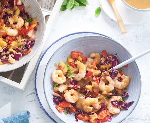 Ensalada estilo tailandés con salsa de cacahuetes