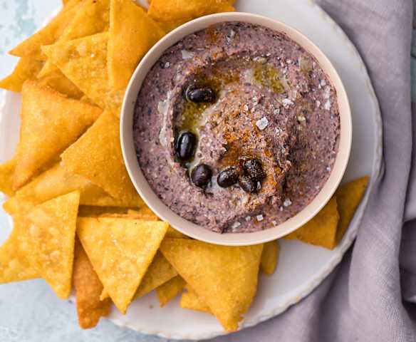 Hummus di fagioli neri con chips di mais