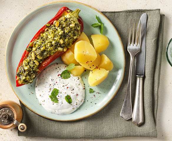 Gefüllte Paprika mit Spinat, Kartoffeln und Minzsauce