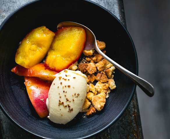Glace au sarrasin, crumble et pêches