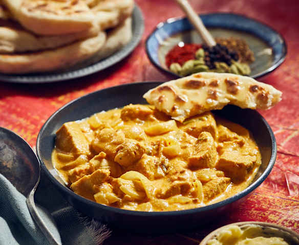 Butter-Hähnchen mit Knoblauch-Naan