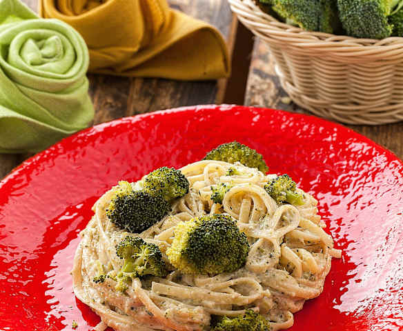 Linguine con pesto di noci e broccoli