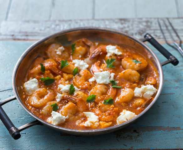 Saganaki de langostinos con queso feta