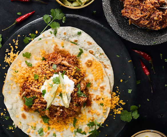 Trhané kuřecí maso v tortille s avokádem a čedarem