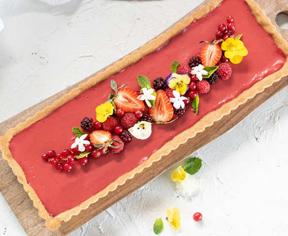 Tarta de chocolate blanco con frambuesa y frutos rojos