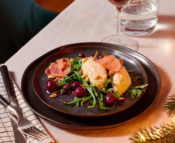 Parmesan-Mousse mit karamellisierten Weintrauben und Parmaschinken